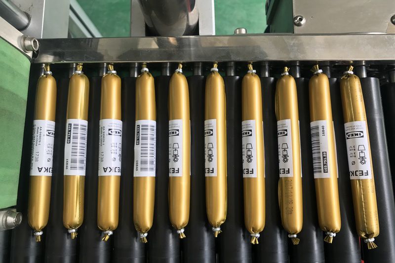 BK-305全自动卧式圆瓶贴标机-火腿肠贴标