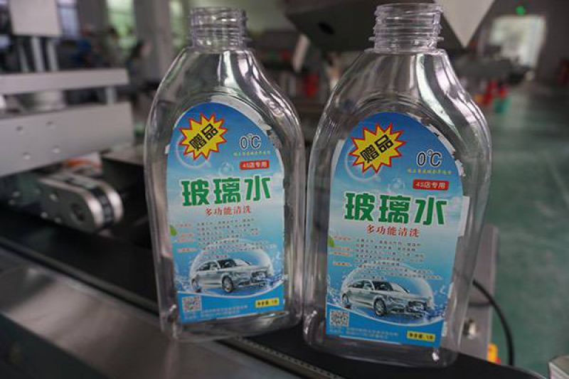 BK-615 半自动玻璃水扁瓶贴标机